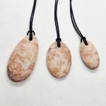 Alabaster (Gips) Anhänger gebohrt - Notbremsestein (Michael Gienger, neues Lexikon der Heilsteine)