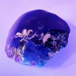 Bernstein - Leuchtet blau unter UV Licht