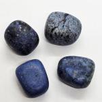 Dumortierit Quarz -  verkörpert die Unbekümmertheit persönlich.