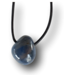 Saphir Anhänger gebohrt -  Konzentration und Gradlinigkeit