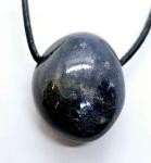 Saphir Anhänger gebohrt -  Konzentration und Gradlinigkeit